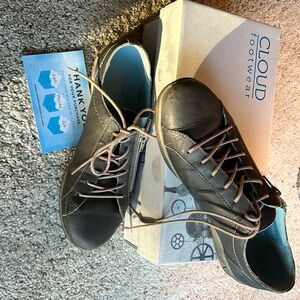 EUC size 40 Cloud Footwear in Dark Grey